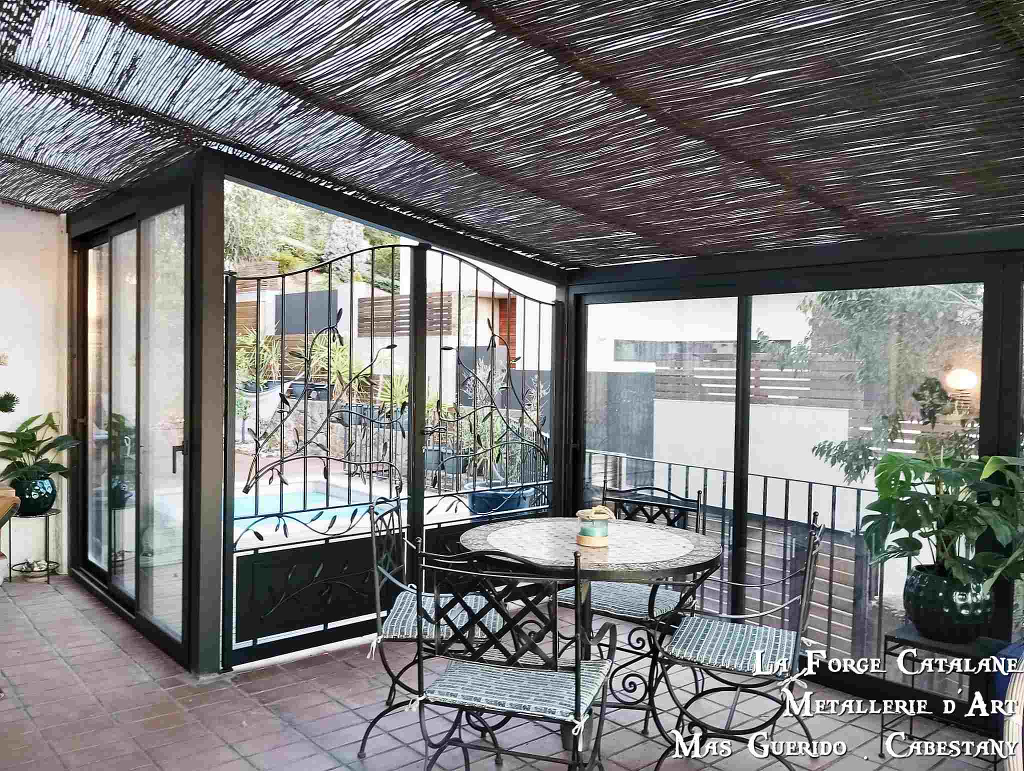 portail 2 vantaux avec rameaux olivier chapeau de gendarme forge.jpg